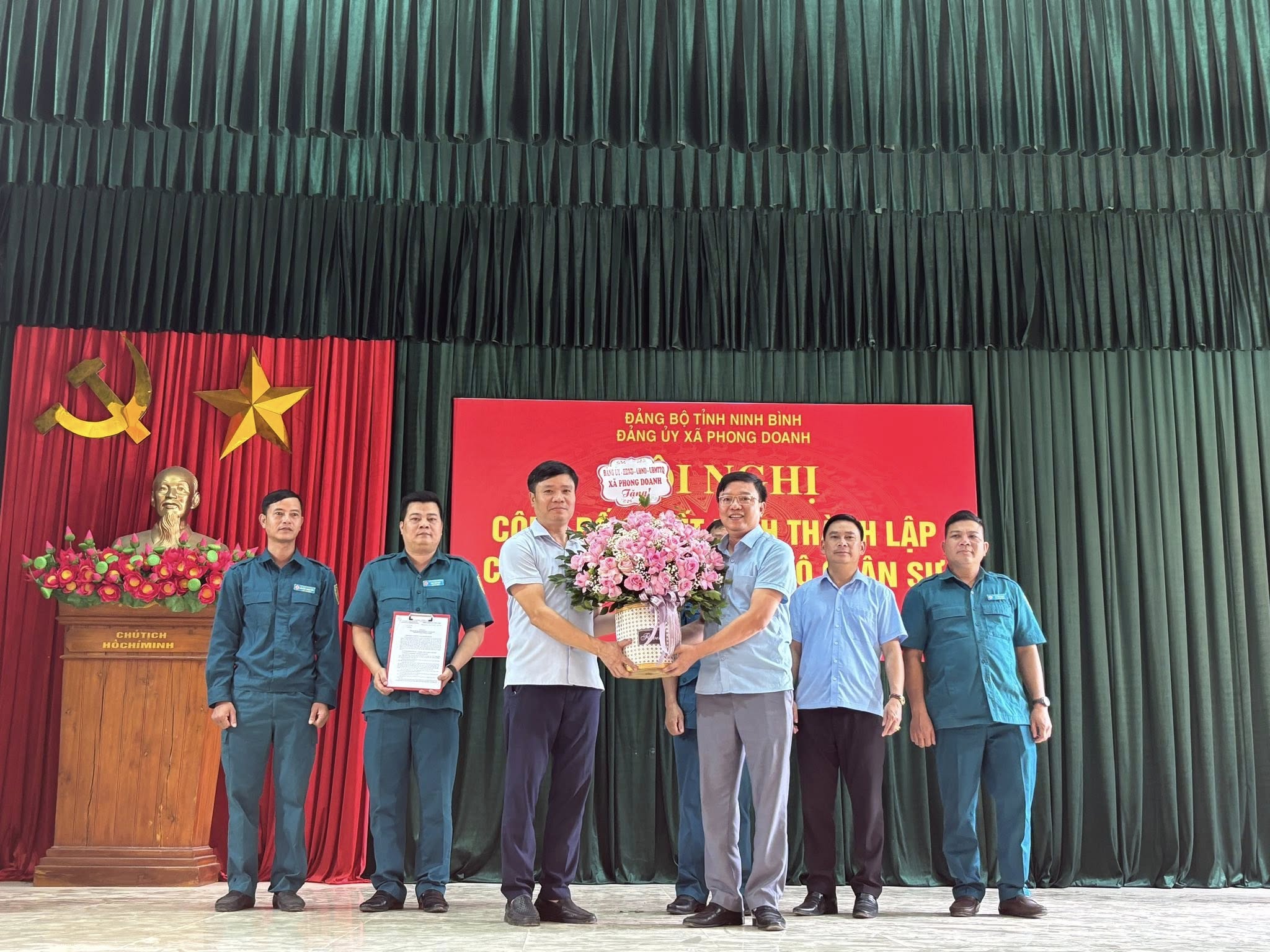 Hội nghị công bố quyết định thành lập Chi bộ Công an và Chi bộ Quân sự xã Phong Doanh.
