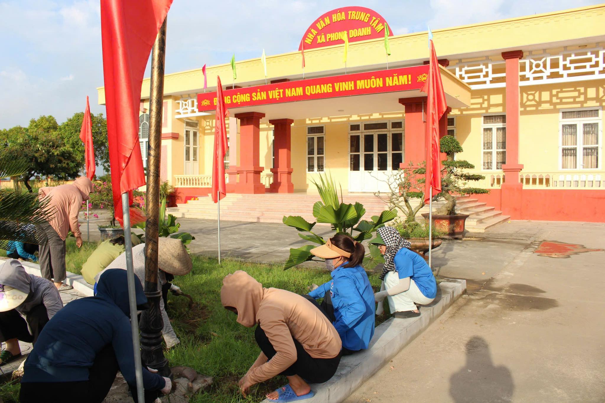 Ra quân thực hiện công tác dọn vệ sinh, làm đẹp cảnh quan để chào mừng Đại hội đại biểu Đảng bộ xã Phong Doanh lần thứ I, nhiệm kỳ 2025 – 2030. 