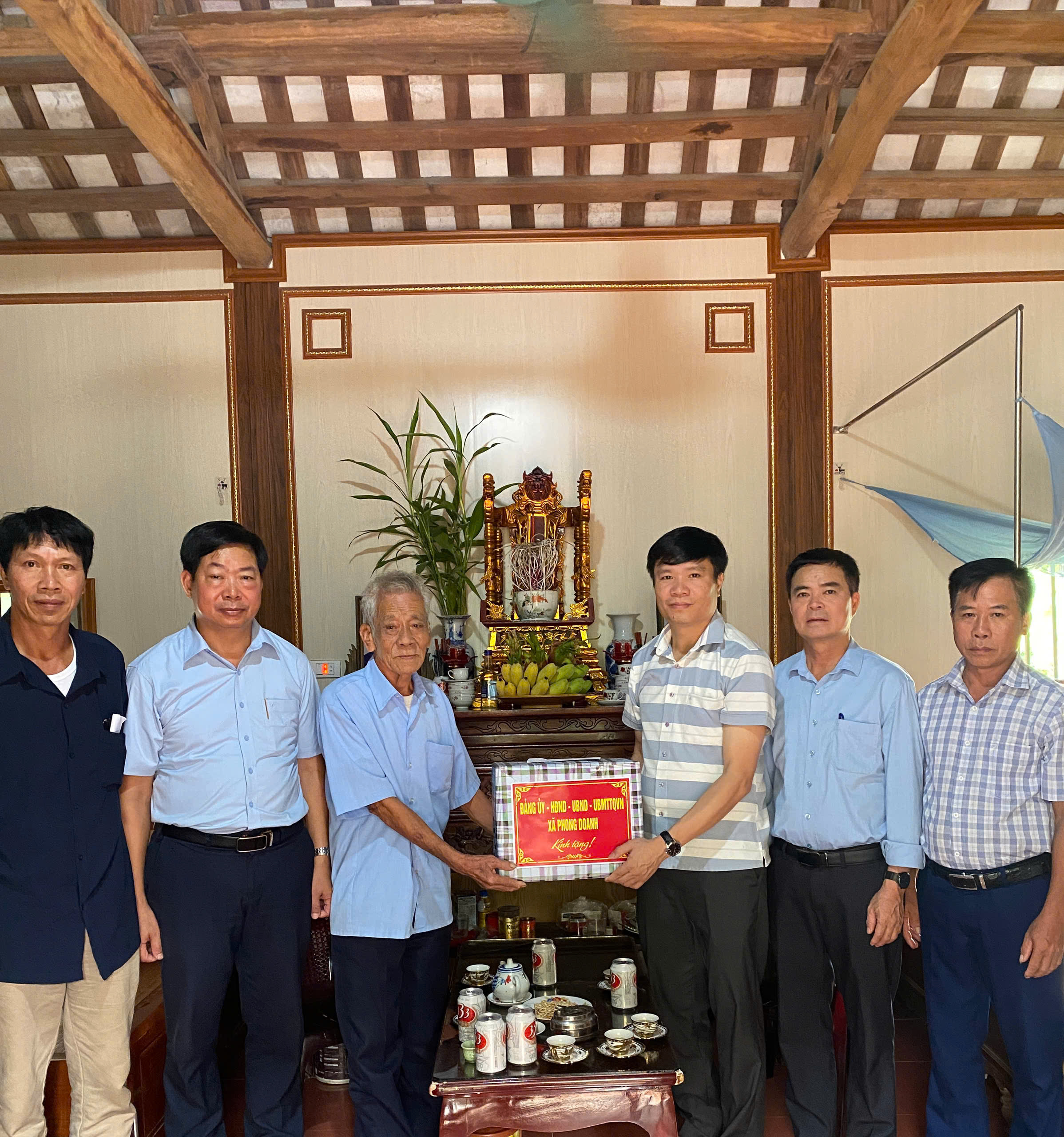 Các đồng chí lãnh đạo xã Phong Doanh thăm và tặng quà người có công, gia đình chính sách  nhân dịp ngày thương binh liệt sỹ 27/7
