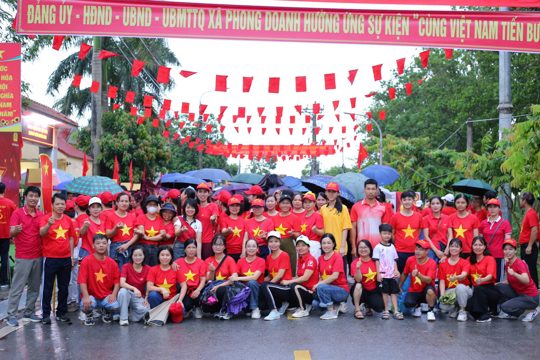 CÁN BỘ VÀ NHÂN DÂN XÃ PHONG DOANH HƯỞNG ỨNG VÀ THAM GIA ĐÓNG GÓP VÀO HÀNH TRÌNH "1 TỶ BƯỚC CHÂN TIẾN VÀO KỶ NGUYÊN MỚI