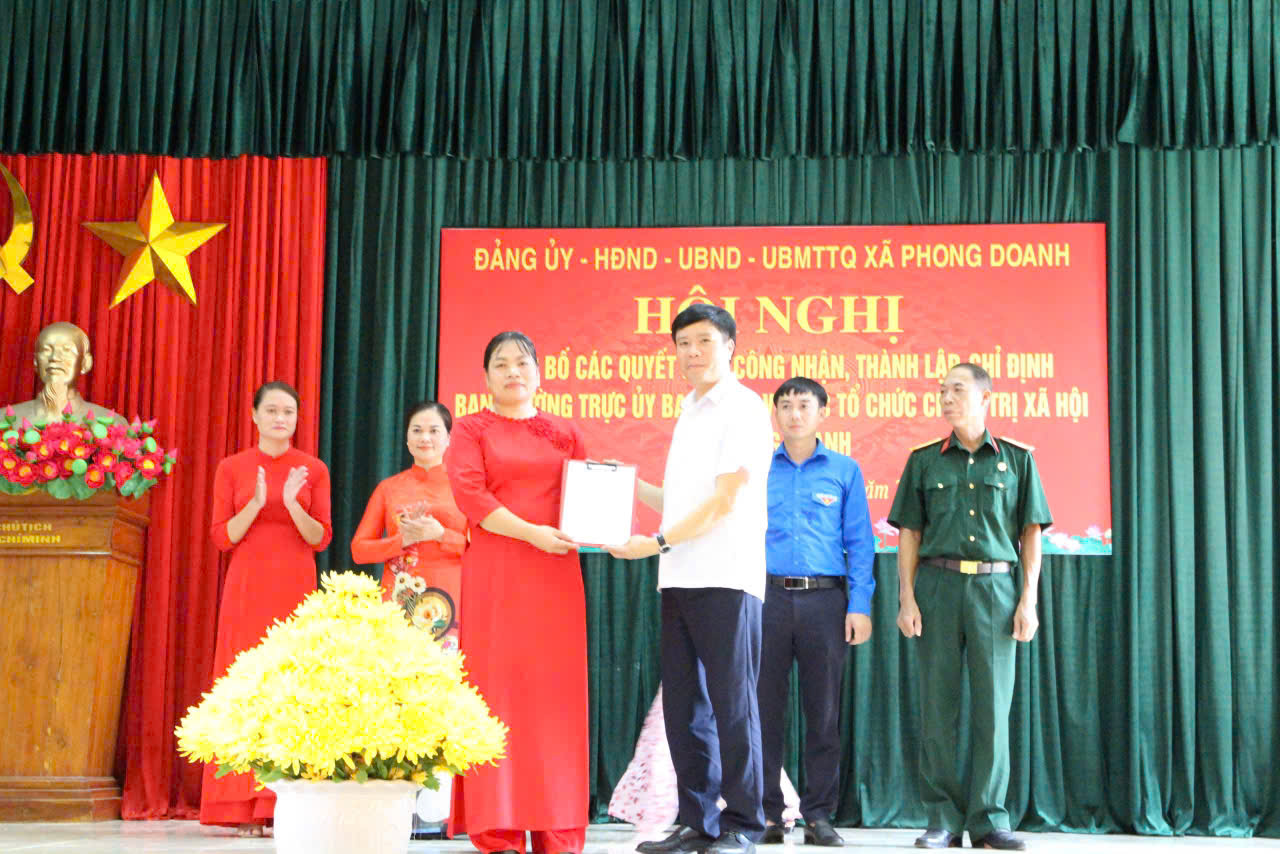 UB MTTQ xã Phong Doanh tổ chức hội nghị công bố các quyết định công nhận, thành lập, chỉ định Ban thường trực UB MTTQ và các tổ chức chính trị xã hội xã